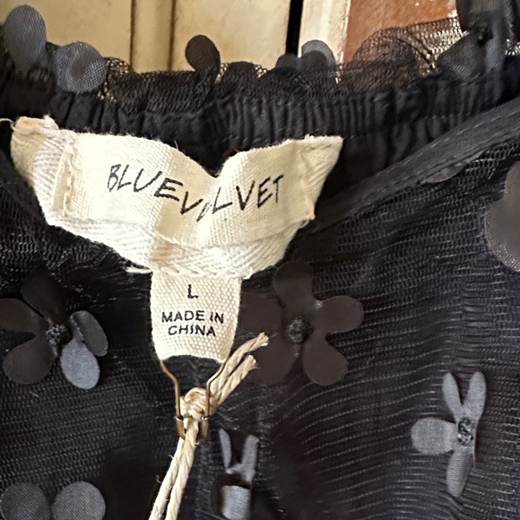 NWT BlueVelvet Black 3D Floral Appliqué Ruffle Strap Camisole - Picture 3 of 4